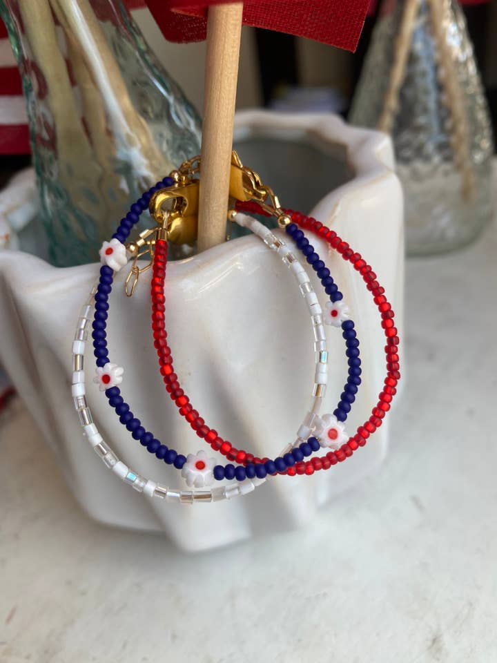 Bracelet à paillettes rouges pour la vente par Finnie’s Findings