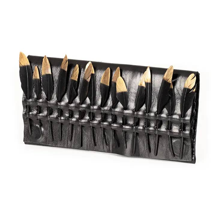 Pochette in Pelle Nera Artigianale con Piuma per la vendita all'ingrosso da parte di The Dark