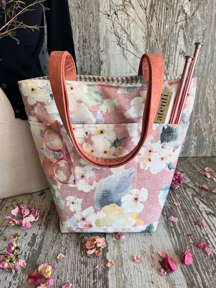 Lillian Bon Bucket, Strikning og Hæklet Organizer lavet i USA for engroshandel hos Atenti