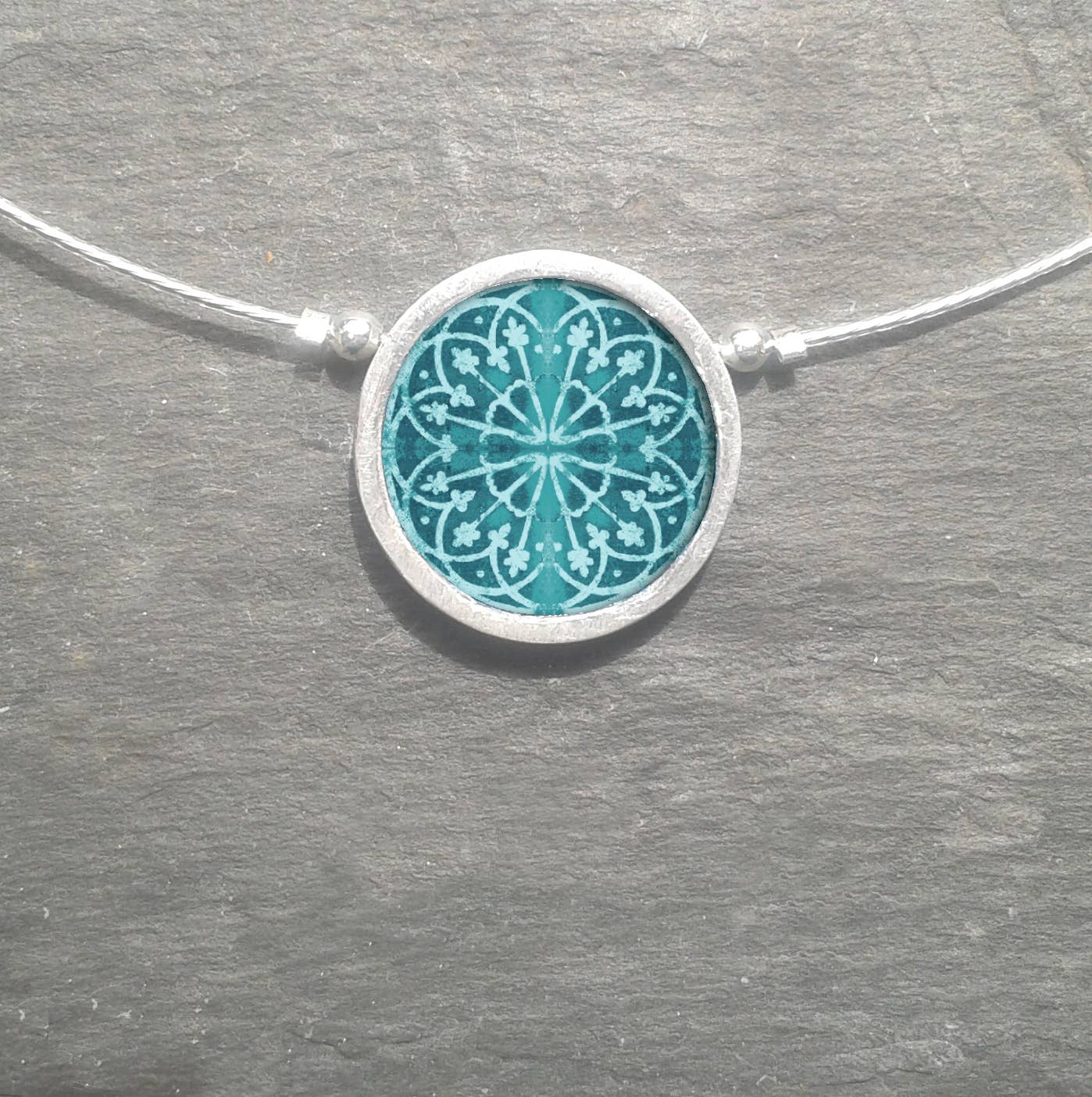 Noa Jewellery - Vendita all'ingrosso Collana con ciondolo/pendaglio - Collana rotonda in ceramica con cornice, telaio in alluminio0