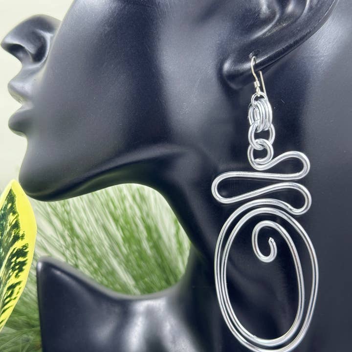 Jewelry With Me - Vente Boucles d'oreilles pendantes - Boucles d'oreilles abstraites en fil d'aluminium argenté avec crochet en argent sterling1