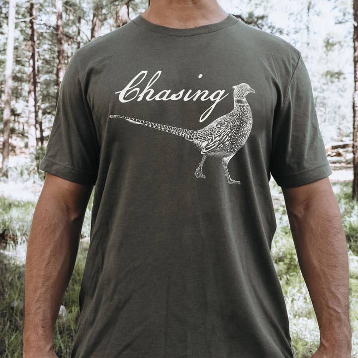 Camiseta de caza Chasing Tail, caza de palomas, camiseta de caza para chicos para venta al por mayor de Riley Mae Studio