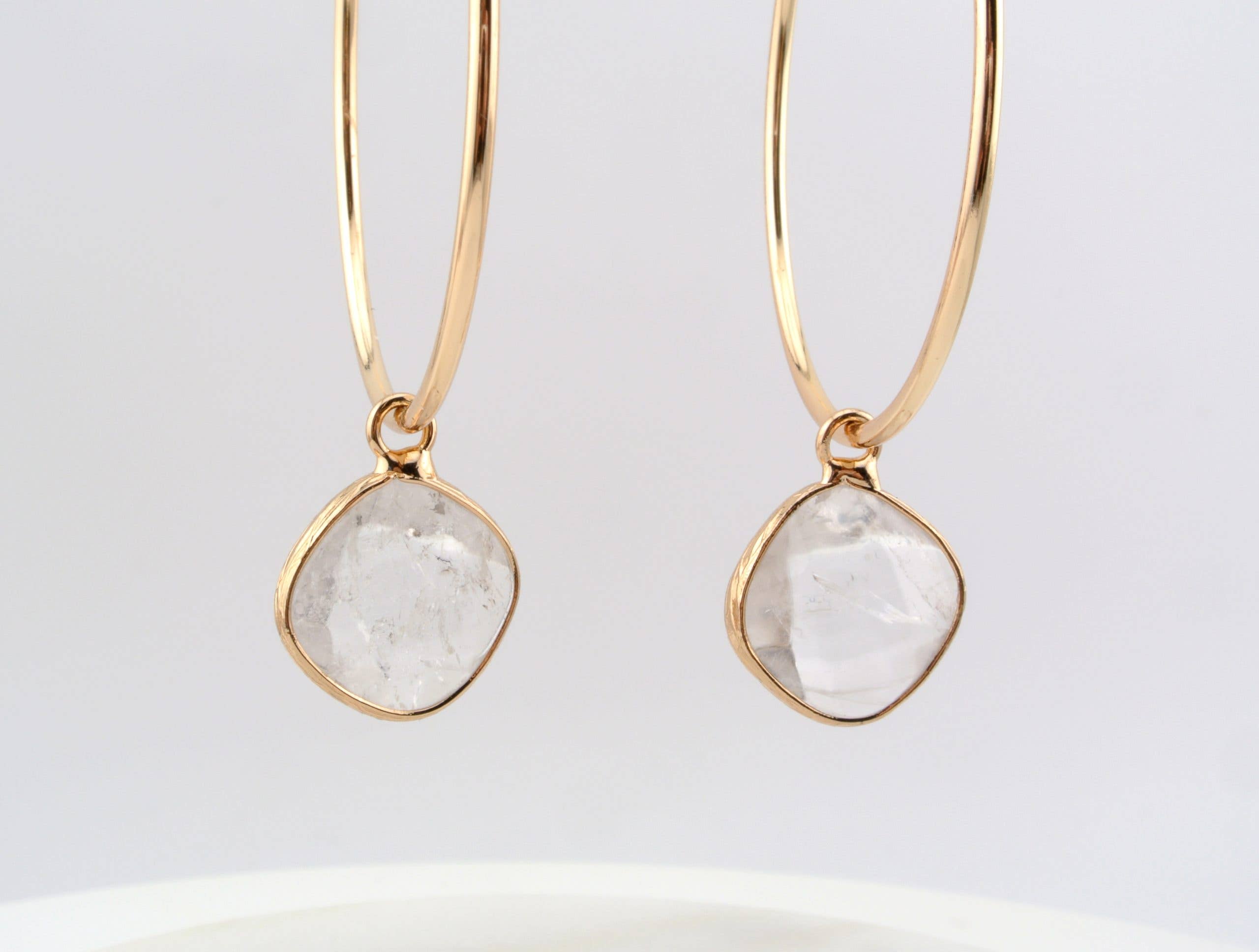 Edgy Petal Jewelry - Vente Boucles d'oreilles pendantes - Grandes créoles luxueuses en or avec pendentifs en quartz3
