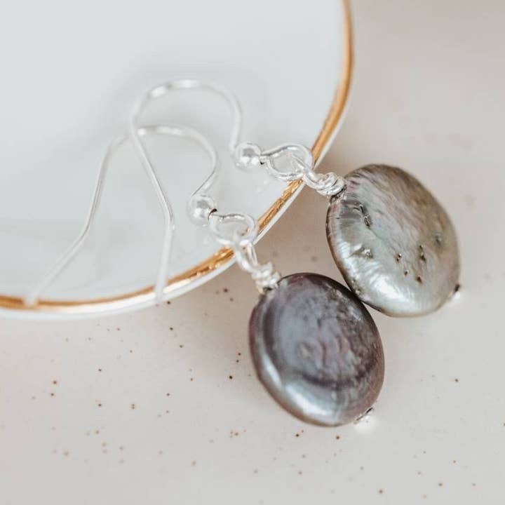 Myntformade pärlörhängen, för wholesale av The Rustic Boho Chic