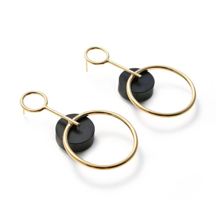 Alicia grote oorbellen goud en zwart voor wholesale door Industrial Jewellery Ltd