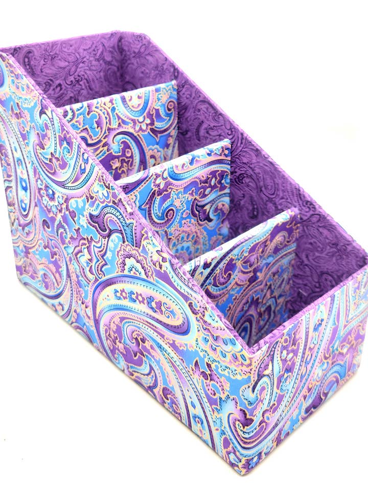 Scatola Organizzatrice a Scomparti Rivestita in Tessuto per Scrivania o Tavolo, Paisley Viola Chiaro e Oro per la vendita all'ingrosso da parte di Chic Brico