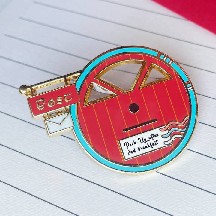 Épingle en émail Porte de la Poste pour la vente par Kimchi Kreative