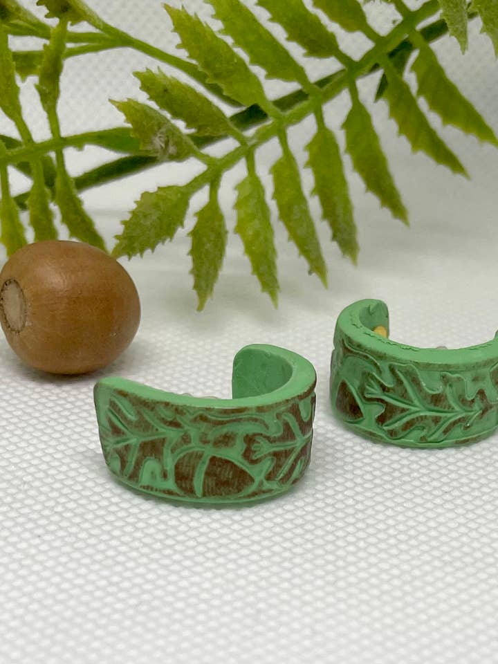 Boucles d'oreilles Huggie automnales vertes et brunes en forme de feuille de chêne et gland pour la vente par the Pale Porchlight