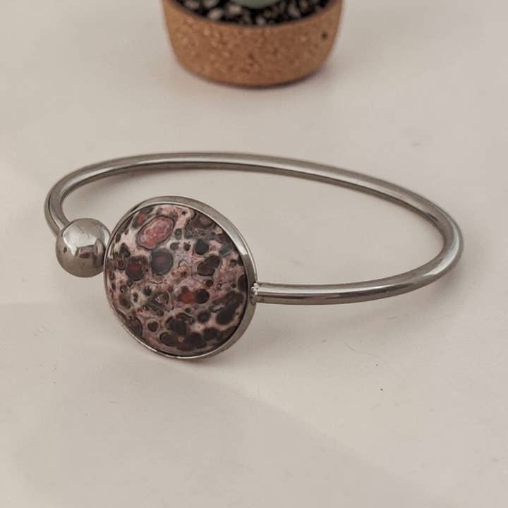 Bracelet jonc en jaspe peau de léopard et acier inoxydable pour la vente par Covaly Artisan Jewelry