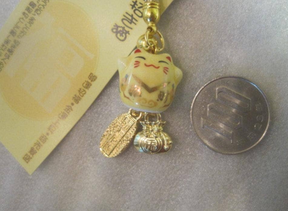 「FUNJI」In Japan - Wholesale Keychain - Unisex - Japanese Maneki Neko Lucky Cat Charm with Gold Coin1