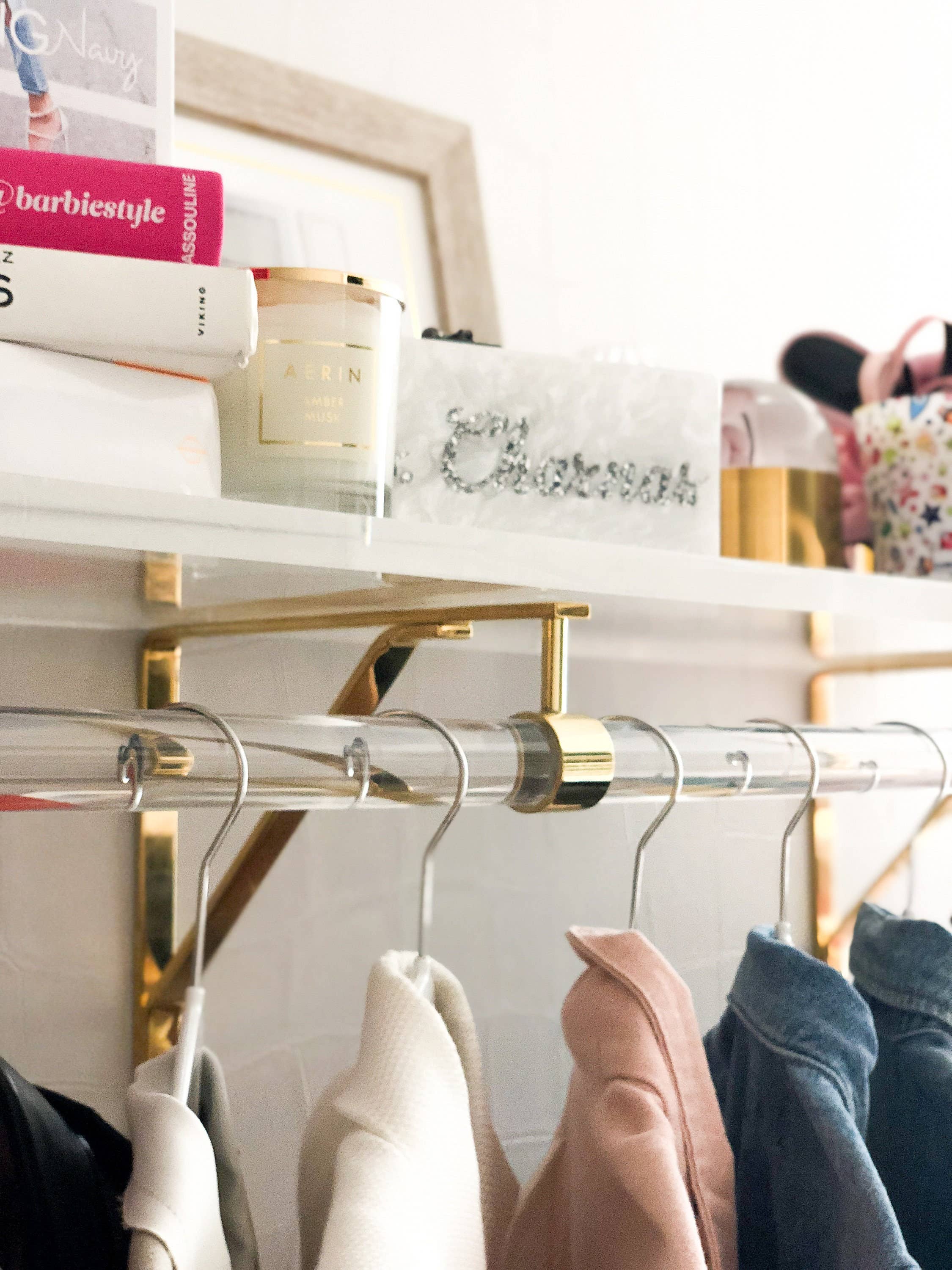 LuxHoldups - Vente Étagères murales - Étagère murale en lucite avec supports en laiton pour placard2