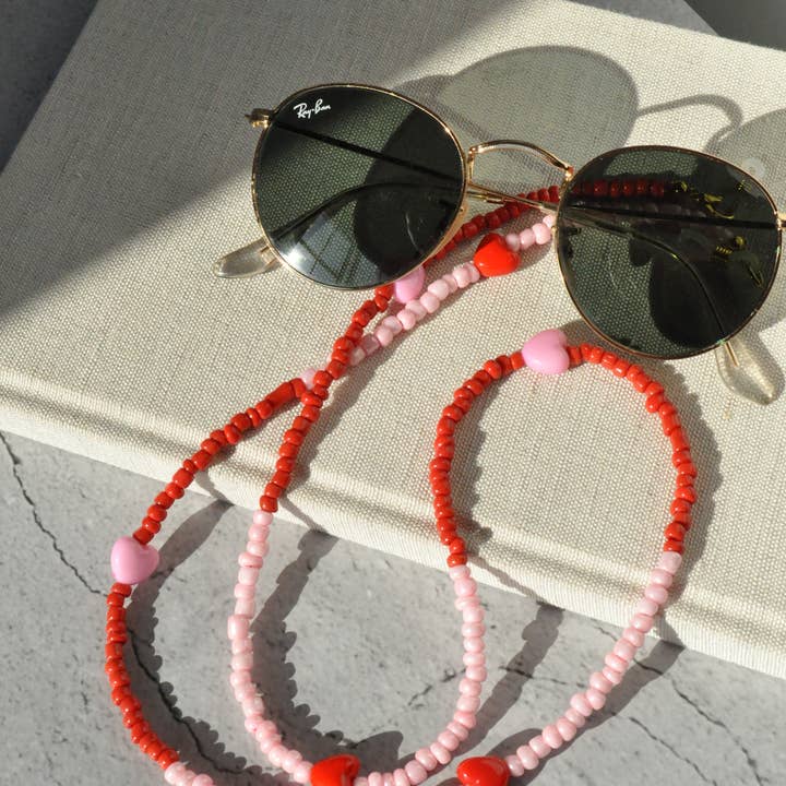 Glazen brillenkoord met rode en roze hartjes voor wholesale door TheMellys