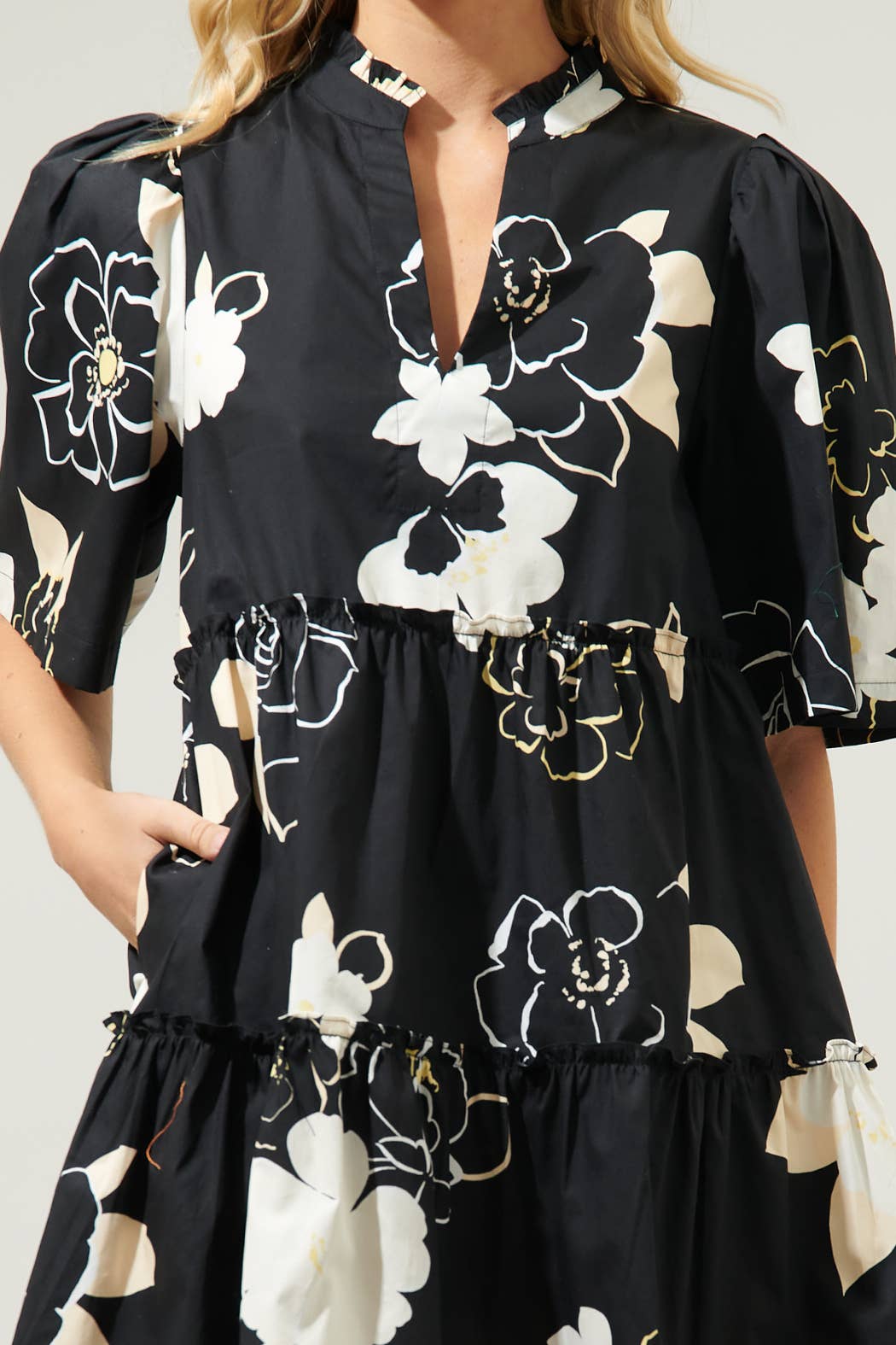 Zwart-taupe Cairan Rose Tomales shiftjurk met gespleten hals voor groothandel op Faire4