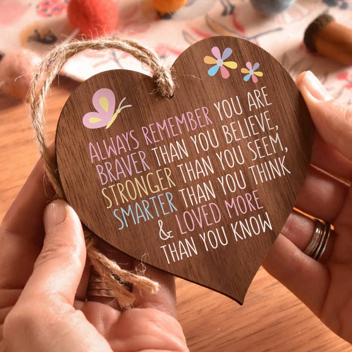 Targa decorativa a forma di cuore con scritta «Always remember you are Braver» per la vendita all'ingrosso da parte di Manta Makes
