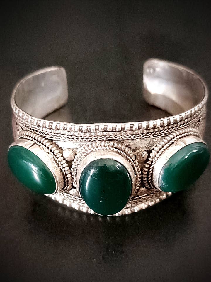 Bracelet tibétain Charang en argent indien avec pierres turquoise, vertes et rouges pour la vente par Unique Brand