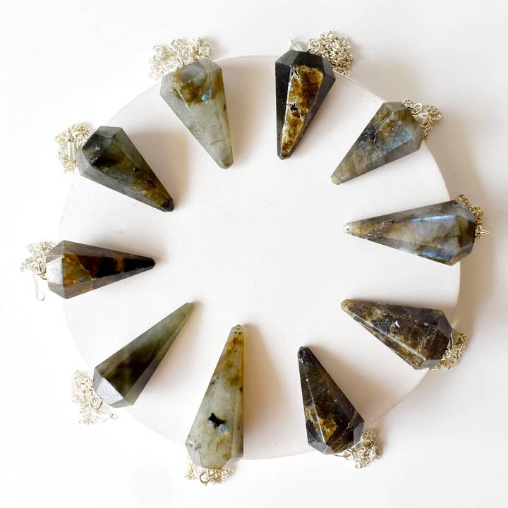Lotto di 20 pezzi di pendolo esagonale in cristallo sfaccettato in labradorite per la vendita all'ingrosso da parte di Soothing Crystals