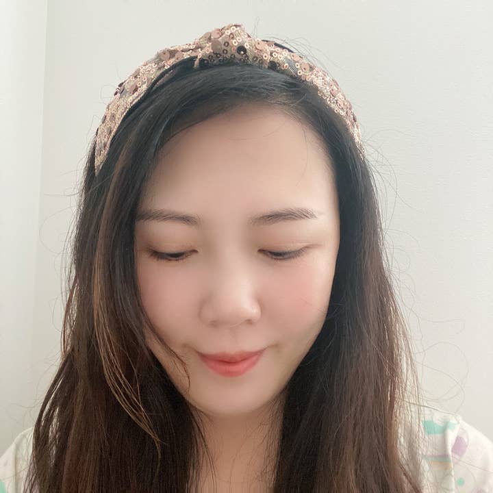 Giggle with Love - Wholesale Haarband - Dames - Glanzende hoofdband met pailletten, roségouden retro tulband, glanzende feesthoofddoek, dansend haarstuk, kerstcadeaus3