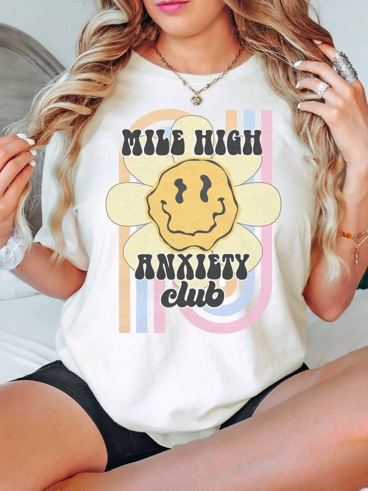 Mile High Angst Club Grafisk T-shirt | Æstetisk samling for engroshandel hos KOKO + FOX WHOLESALE