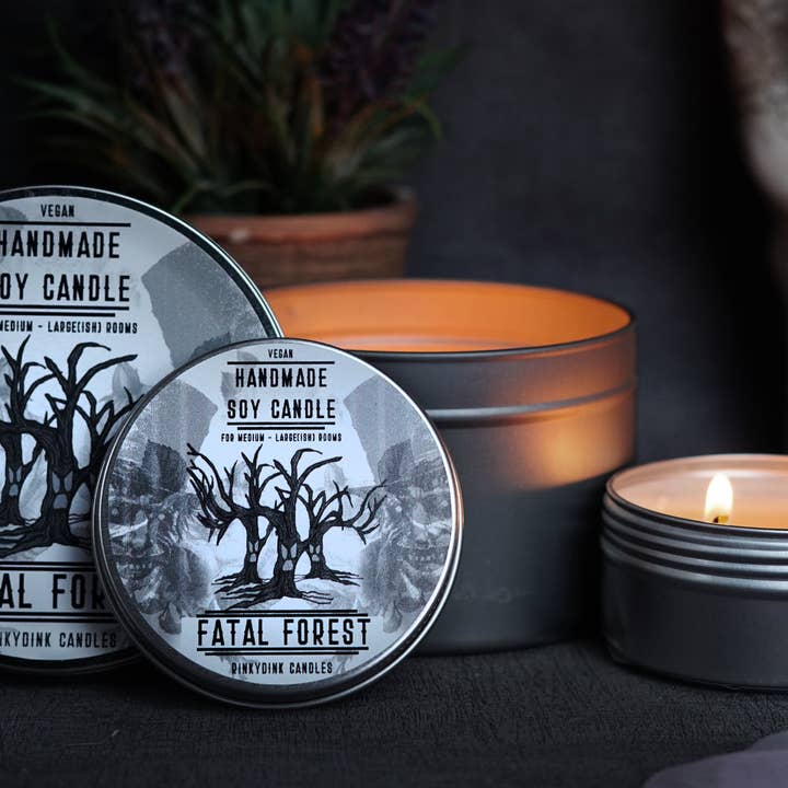 RinkyDink Candles – Engroshandel Rejsestearinlys – Fatal Forest Duftlys (VG)