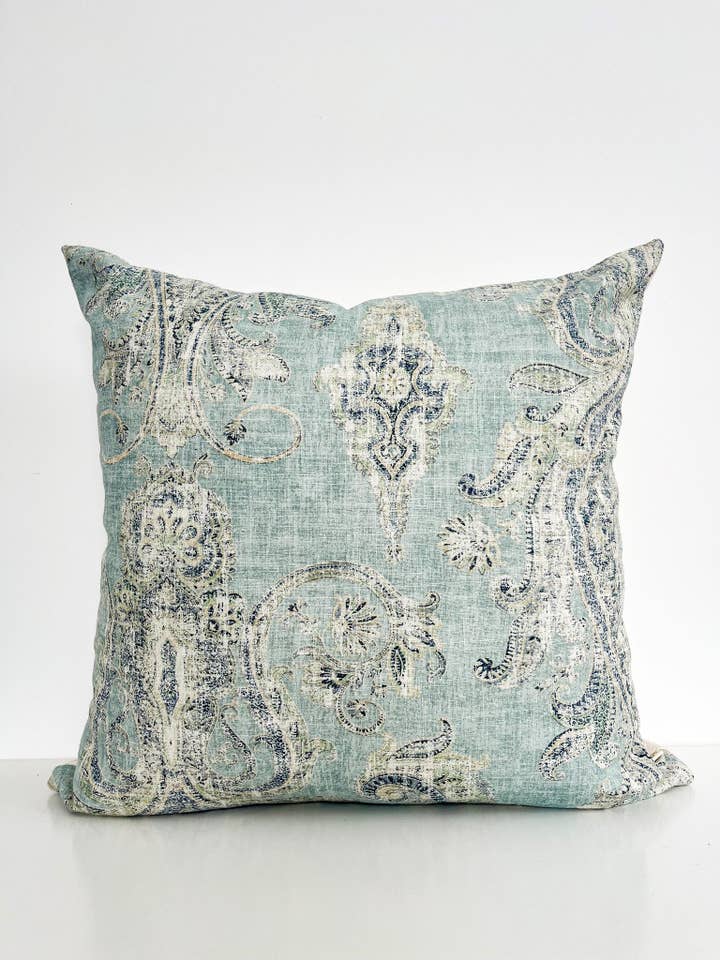 Housse de coussin motifs Damask en lin - bleu beige pour la vente par Millie & CO - Atelier Design -