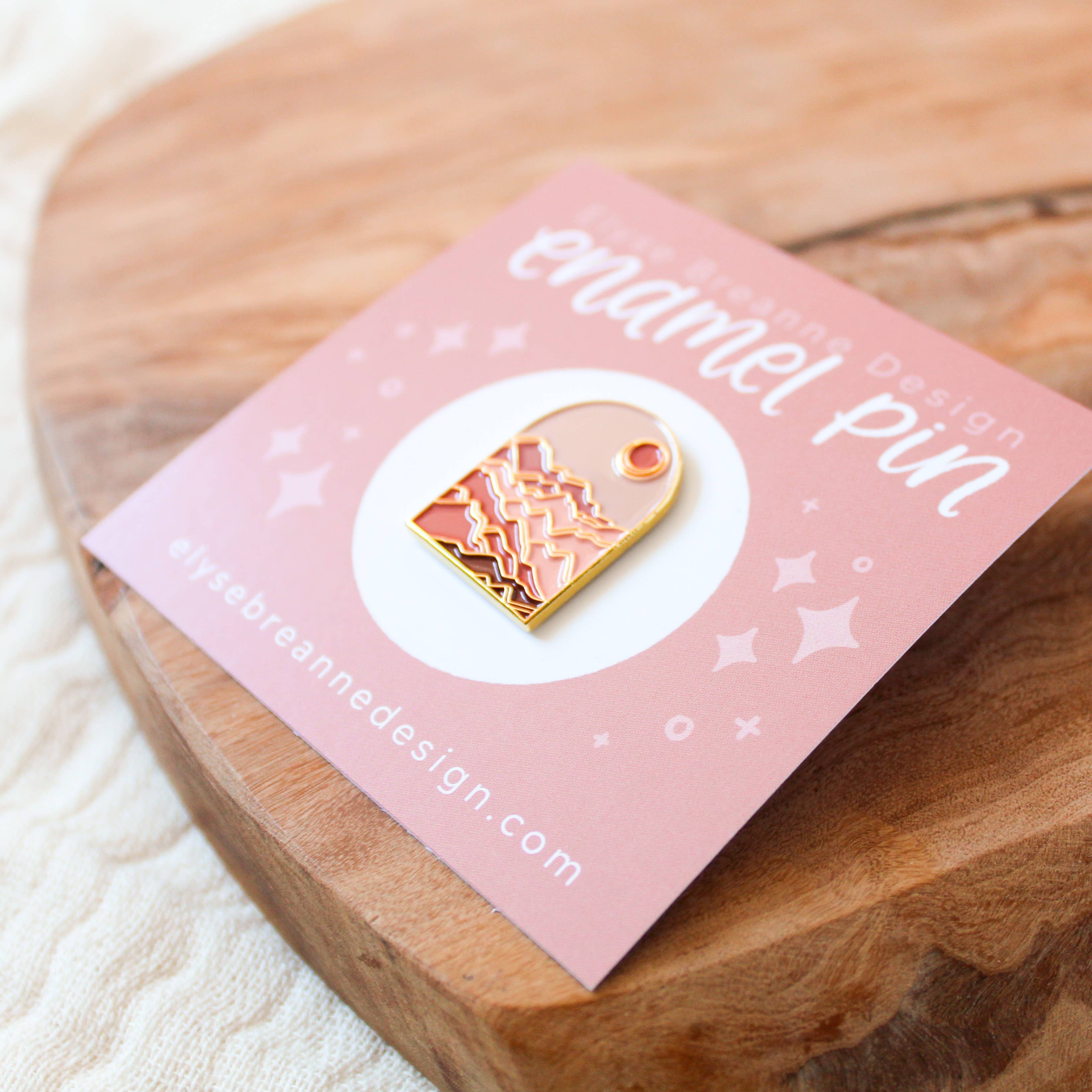 Elyse Breanne Design - Vendita all'ingrosso Spilla da bavero - Spilla smaltata Desert Mountain Landscape 1x1 in.2