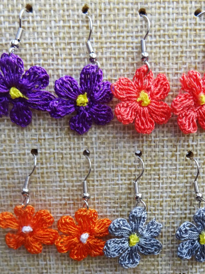 Gehaakte oorbellen met bloemen voor wholesale door Meli Design