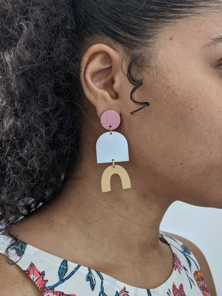 Pendiente con forma geométrica rosa, blanco y beige para venta al por mayor de Salipop LLC