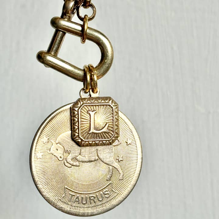 12 stjernetegn mønt og alfabet charm karabinhalskæde for engroshandel hos SORA DESIGNS