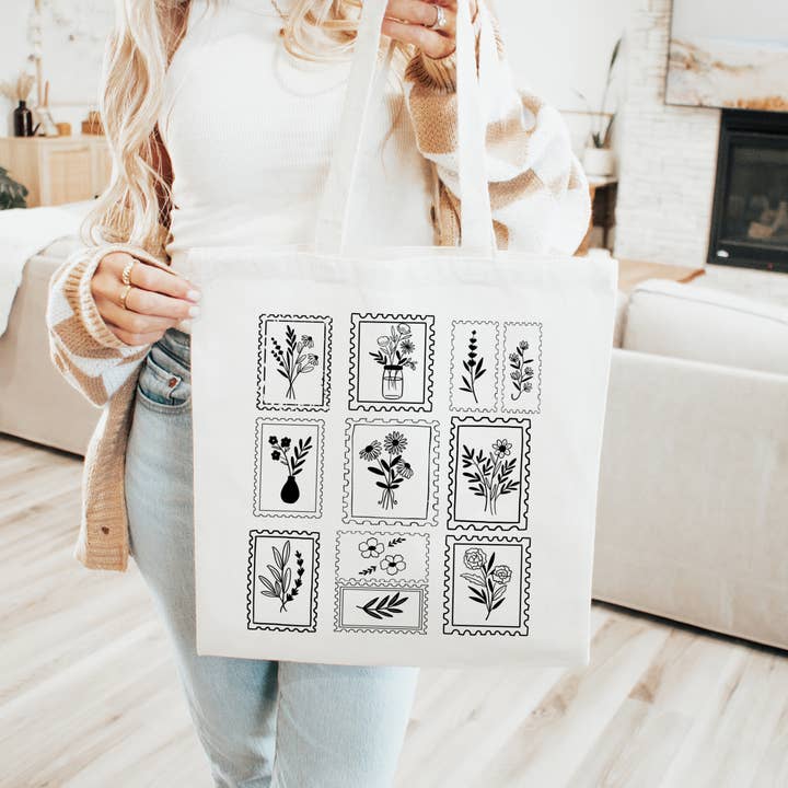 Sac fourre-tout à motif botanique avec art linéaire floral minimaliste pour la vente par The Boho Haus