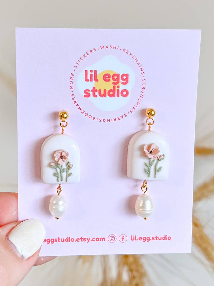 Eleganta handskulpterade lerblommiga örhängen | Riktiga pärlor för wholesale av lil egg studio