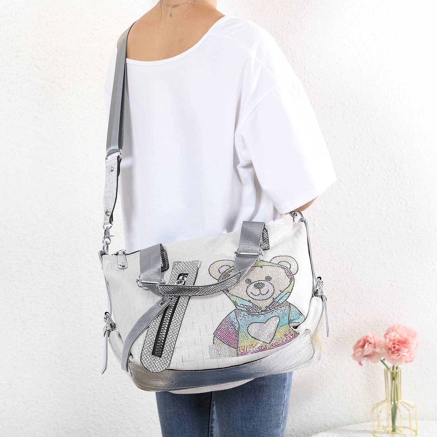 PEACH ACCESSORIES - Vendita all'ingrosso Tracolla - Donna - Borsa a tracolla alla moda con applicazione orsetto 6024711