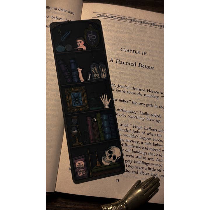 “Segnalibro "Lo Scaffale delle Curiosità"” per la vendita all'ingrosso da parte di Peculiar Coffin