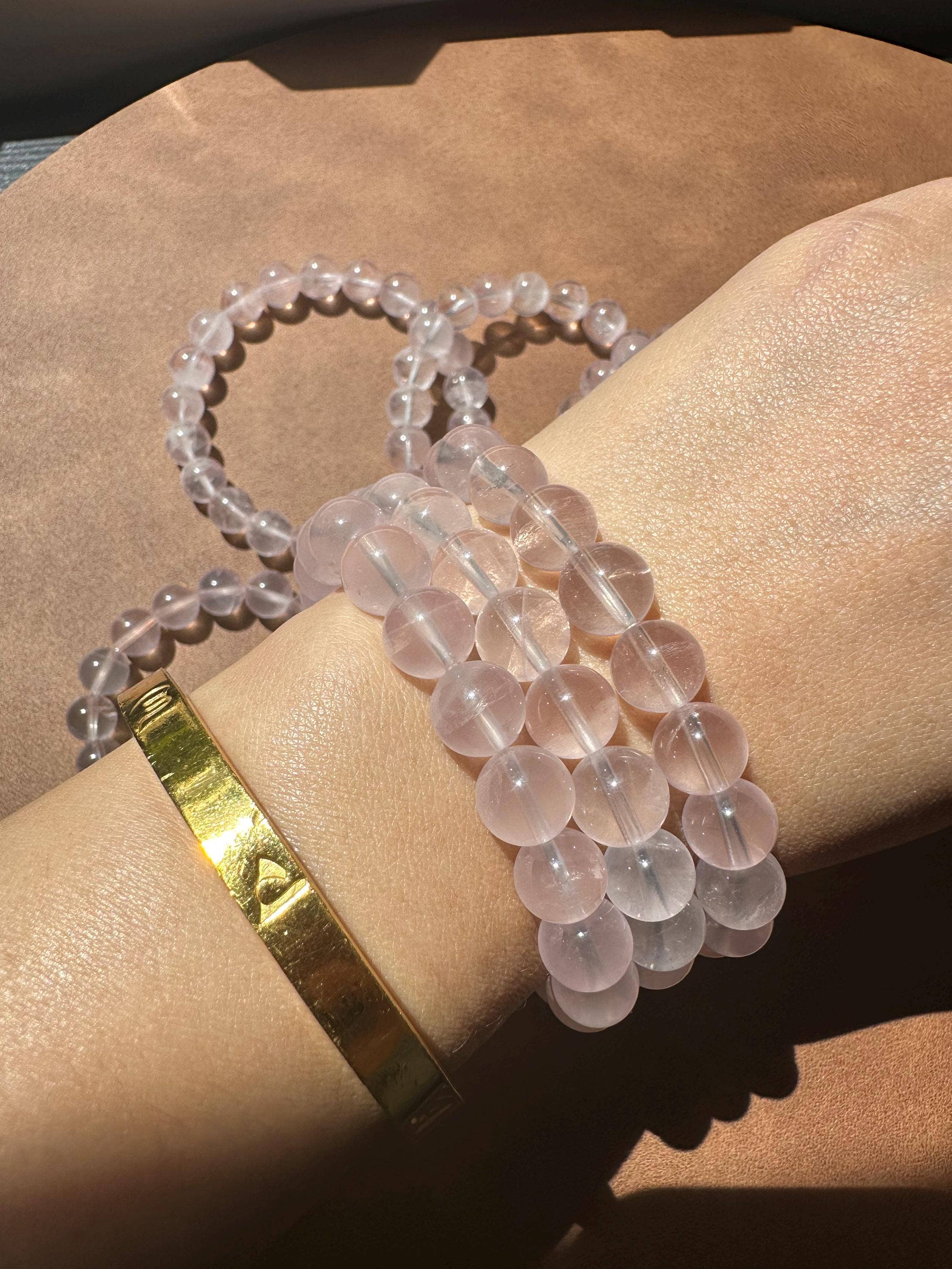 Moon Rituals – Großhandel Perlenarmband – Rosenquarz-Armband aus Mosambik — 8 mm Perlen mit 13 mm Kopfperle und 14 Karat vergoldeten Abstandsperlen6