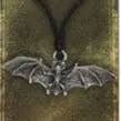 Collar con amuleto gótico de murciélago para venta al por mayor de Arômes & Évasions