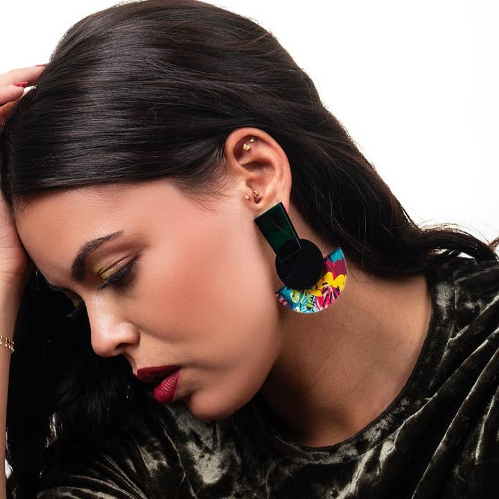 Geometriska örhängen med mönster och smaragd/svart akryl #MUN015 för wholesale av Goiaba Design