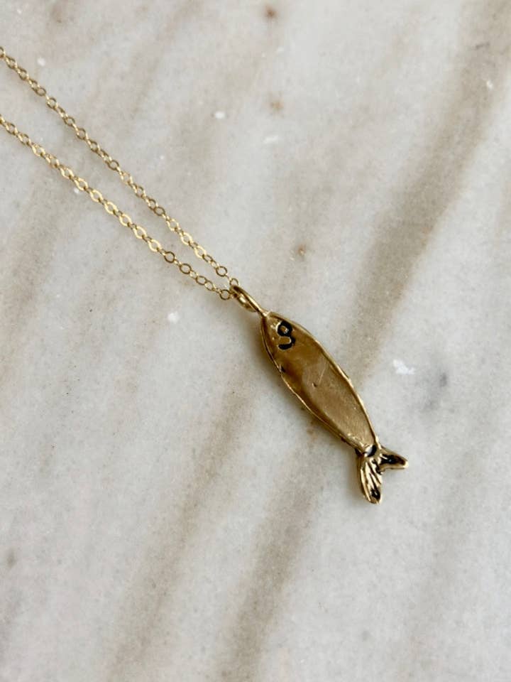 Pendentif Poisson Porte-Bonheur en Laiton pour la vente par Ladyfine Collective