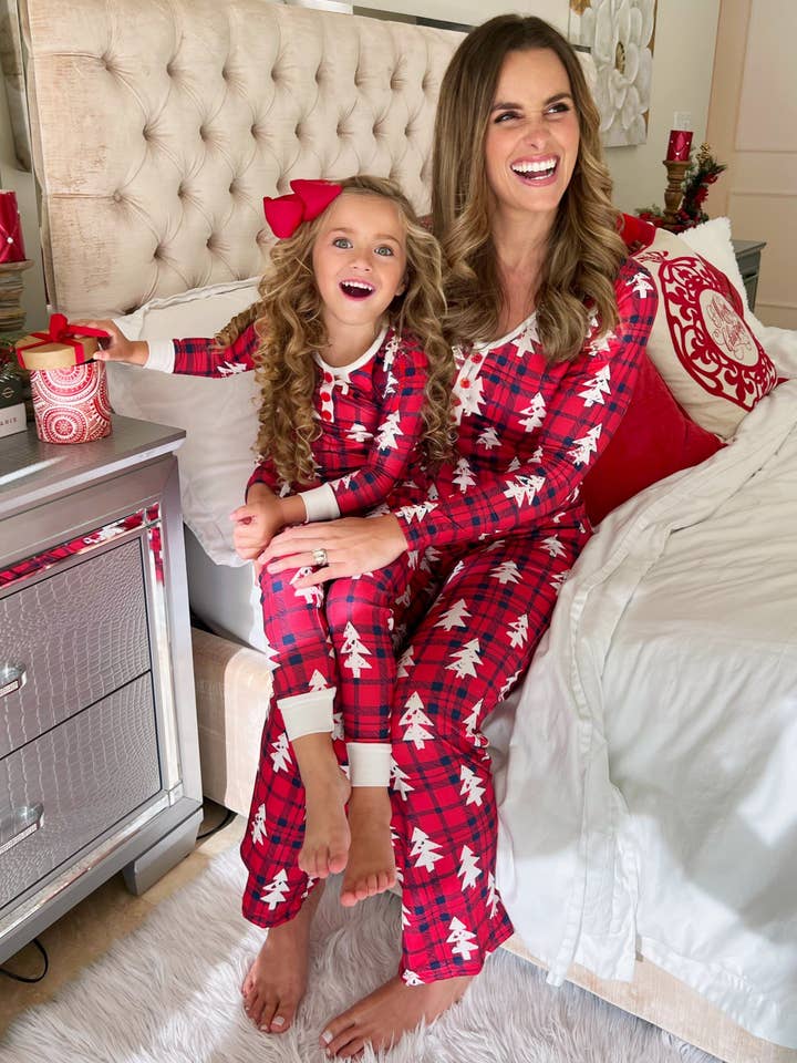 Set pigiama Mommy & Me Plaid Present per la vendita all'ingrosso da parte di Mia Belle Girls • Wholesale