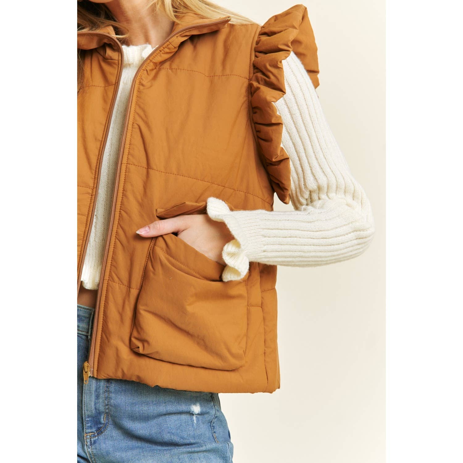 Sweet Generis - Vente Veste sans manches – femme - Veste matelassée zippée Everyday avec détails volantés aux emmanchures7