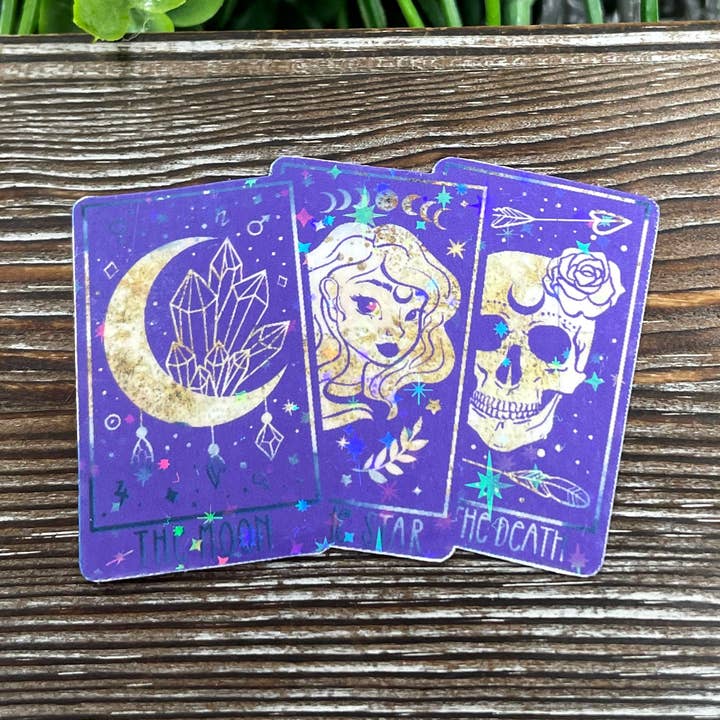 Pegatina troquelada de cartas del tarot, morado y dorado, pegatina de arte gráfico, vinilo, boho hippie | Pegatina o imán para venta al por mayor de Handmade by Marlayna