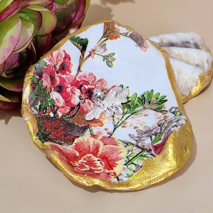 Piatto portagioie piccolo a forma di guscio di ostrica con fiori di garofano per la vendita all'ingrosso da parte di Bee my Oyster