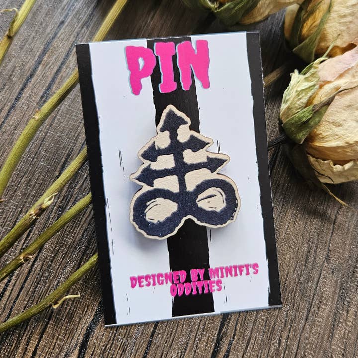 Leviathan-kors träbricka för wholesale av Minifi's Oddities