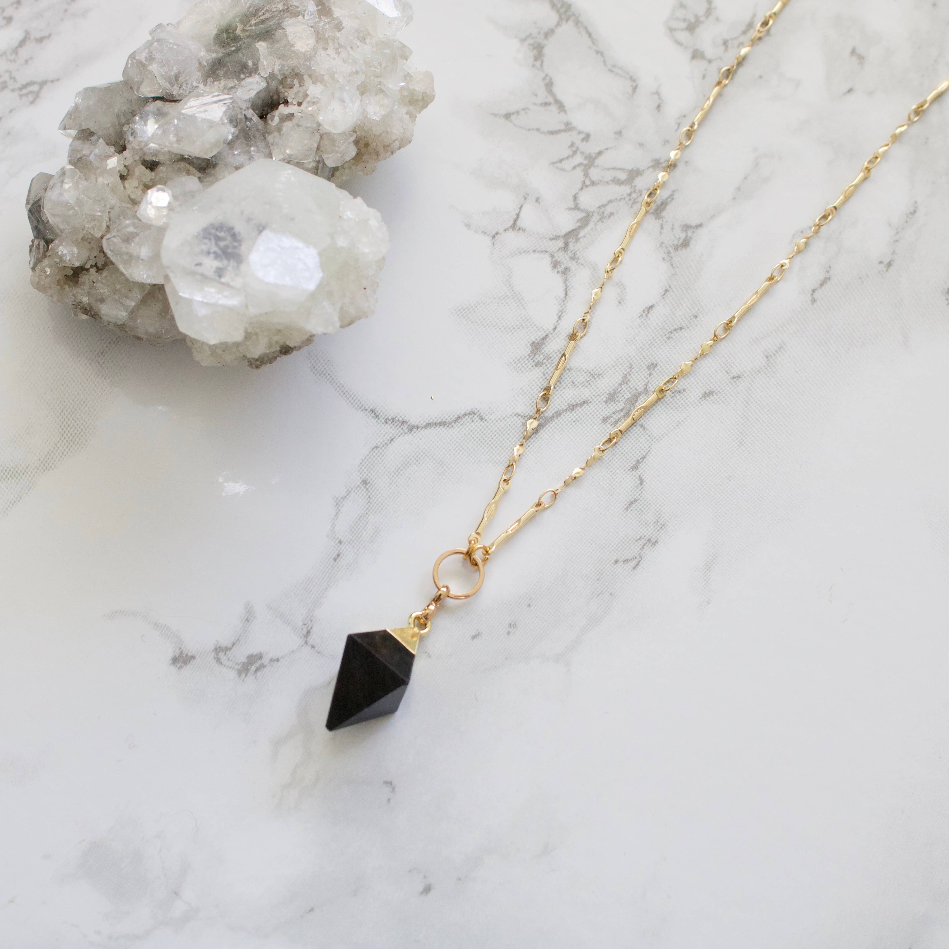 TISH jewelry – Engroshandel Halskæde med vedhæng – Holly//Sort agat Pyramid Halskæde3