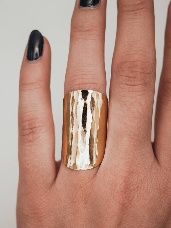 Grande Bague Bouclier, Or 14K Rempli pour la vente par Hannah Naomi