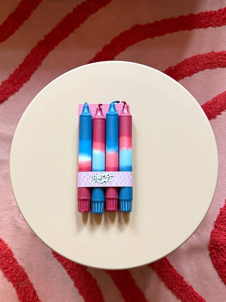 Juego de 4 velas Dip Dye azul y rojo con un ligero brillo para venta al por mayor de Wichtigedinge