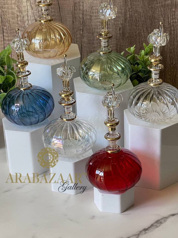 Egyptisk Parfymflaska Flat Globe Swirl W/Elephant Stopp/14 K Gold Trim för wholesale av Arabazaar Gallery LLC