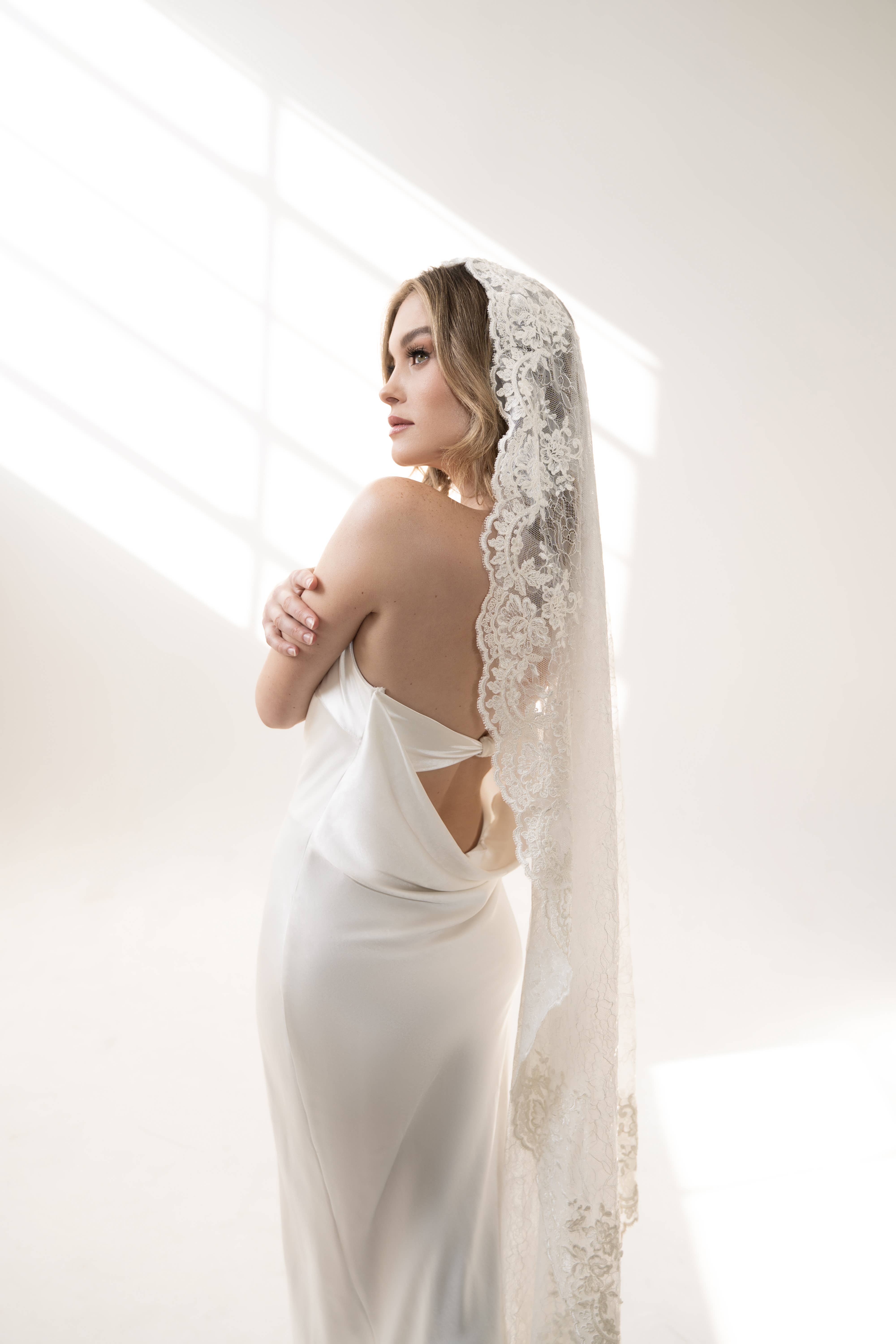 Heirloom Bridal Company – Großhandel Schleier – Damen – FW25-022 Schleier Luciana Mantilla-Stil mit Chantilly- und Alençon-Spitze2
