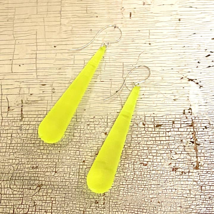 Boucles d'oreilles pendantes en lucite jaune fluo givré en forme de larme pour la vente par Leetie Lovendale