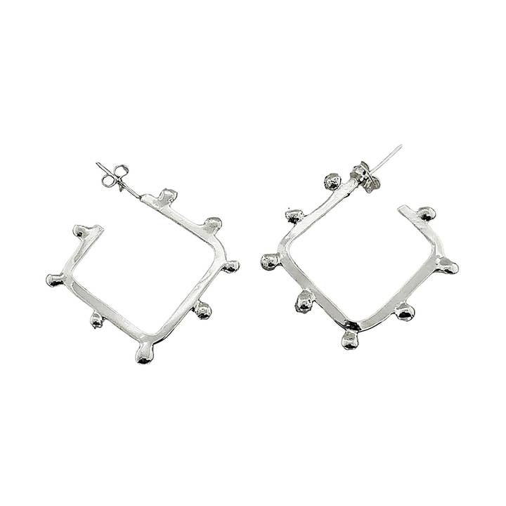 HOOP-ÖRHÄNGEN MED PÄRLOR I STERLING SILVER för wholesale av Balaam Design