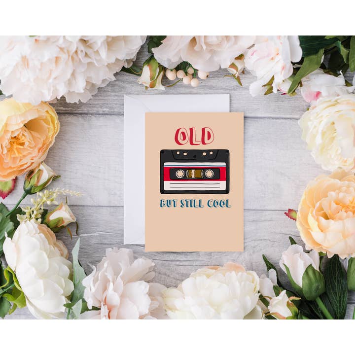 Oud maar nog steeds cool || Verjaardagskaart voor wholesale door Devine Design Co