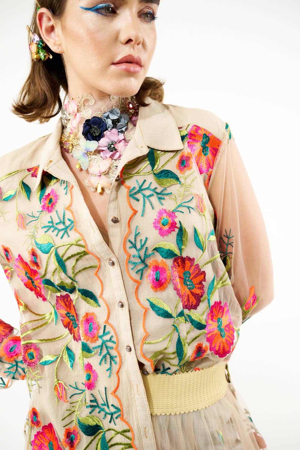 Blu Denim Camicia vintage con ricamo floreale di tulipani in vendita all'ingrosso su Faire7